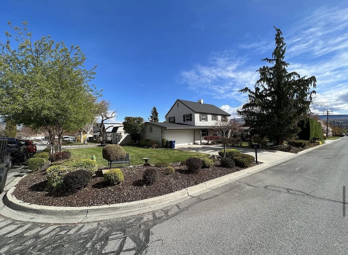 Well-maintained front yard lawn and landscaped beds in Wenatchee